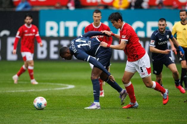 Mathis Clairicia (VfL Bochum) im Zweikampf mit Jisoo Kim (1.FC Kaiserslautern), 1. FC Kaiserslautern vs VFL Bochum Fussball, 2. Bundesliga, 8.Spieltag, Saison 2025 2026, 04.10.2025 1. FC Kaiserslautern vs VFL Bochum Fussball, 2. Bundesliga, 8.Spieltag, Saison 2025 2026, 04.10.2025