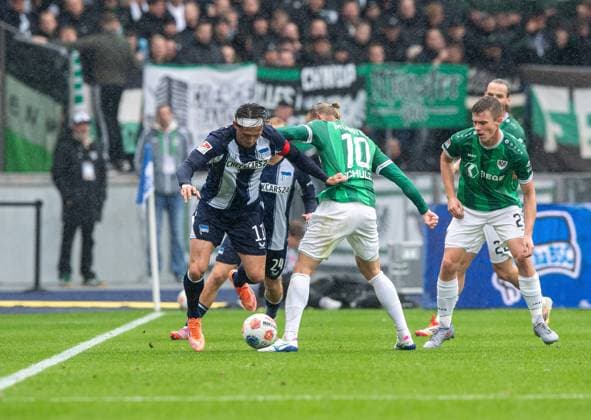 Fussball, Herren, Saison 2025 2026, 2. Bundesliga (8. Spieltag), Hertha BSC - SC Preußen Münster, v.l. Fabian Reese (Hertha BSC), Marvin Schulz (Münster), Jano ter Horst (Münster), 04.10. 2025, Copyright: xSebastianxRäppold MatthiasxKochx