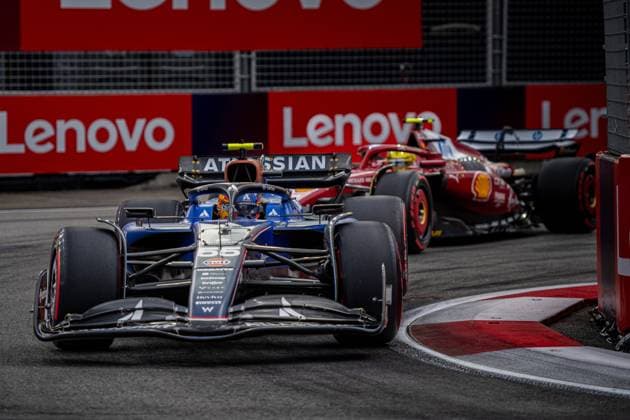 Formel 1 GP Singapur. Samstag, 04.10.2025 Carlos Sainz 55, Williams Racing und Lewis Hamilton 44, Scuderia Ferrari; Formel 1 GP Singapur. Samstag, 04.10.2025 Copyright: xBEAUTIFULxSPORTS Erlhofx