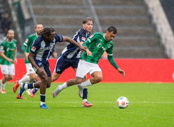 Fussball, Herren, Saison 2025 2026, 2. Bundesliga (8. Spieltag), Hertha BSC - SC Preußen Münster, v.l. Deyovaisio Zeefuik (Hertha BSC), Kennet Eichhorn (Hertha BSC), Oliver Batista Meier (Münster), 04.10. 2025, Copyright: xSebastianxRäppold MatthiasxKochx