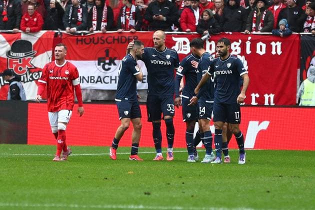 04.10.2025, xmohx, Fussball 2.Bundesliga, 1.FC Kaiserslautern - VfL Bochum v.l. Torjubel nach dem Tor zum celebrating the goal celebrate 1:1 durch Gerrit Holtmann (VfL Bochum) (DFL DFB REGULATIONS PROHIBIT ANY USE OF PHOTOGRAPHS as IMAGE SEQUENCES and or QUASI-VIDEO) Kaiserslautern