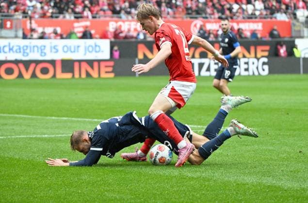 Fussball - 2. Bundesliga - Saison 2025 26 1. FC Kaiserslautern 04.10.2025 Fritz-Walter-Stadion 1. FC Kaiserslautern (fck) - VfL Bochum (bo) Matus BERO (VfL Bochum), unten - Mika HAAS (1. FC Kaiserslautern) 1. FC Kaiserslautern