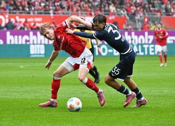 Fussball - 2. Bundesliga - Saison 2025 26 1. FC Kaiserslautern 04.10.2025 Fritz-Walter-Stadion 1. FC Kaiserslautern (fck) - VfL Bochum (bo) Mika HAAS (1. FC Kaiserslautern), li - Kacper KOSCIERSKI (VfL Bochum) 1. FC Kaiserslautern