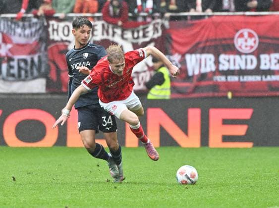 Fussball - 2. Bundesliga - Saison 2025 26 1. FC Kaiserslautern 04.10.2025 Fritz-Walter-Stadion 1. FC Kaiserslautern (fck) - VfL Bochum (bo) Benjamin LENZ (bo),li, foult Mika HAAS (1. FC Kaiserslautern) 1. FC Kaiserslautern