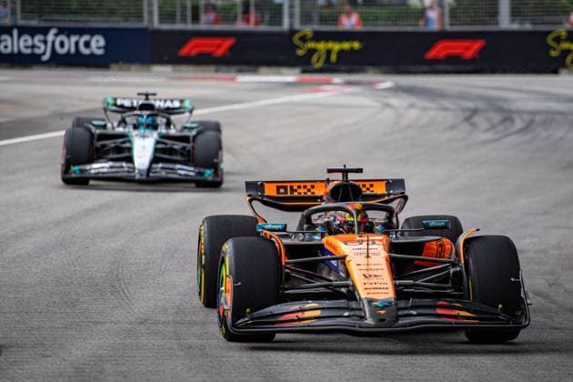 Formel 1 GP Singapur. Samstag, 04.10.2025 Oscar Piastri 81, McLaren Formula 1 Team und George Russell 63, Mercedes-AMG Petronas F1 Team; Formel 1 GP Singapur. Samstag, 04.10.2025 Copyright: xBEAUTIFULxSPORTS Erlhofx
