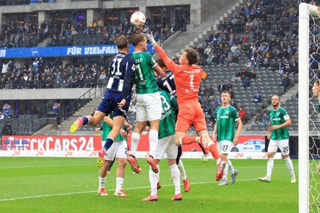 DEU, DFL, 2. FBL, Hertha BSC vs. Preussen Muenster, 04.10.2025, Berliner Olympiastadion, Berlin, DEU, DFL, 2. FBL, Hertha BSC vs. Preussen Muenster, im Bild Sebastian Groenning (Hertha BSC Berlin 17), Marton Dardai (Hertha BSC Berlin 31), , Johannes Schenk (Preussen Muenster 1), Oscar Vilhelmsson (Preussen Muenster 11), Lars Lokotsch(Preussen Muenster 13) DFL - regulations prohibit any use of Photographs as image sequences and or quasi-video