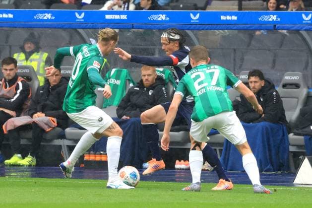 DEU, DFL, 2. FBL, Hertha BSC vs. Preussen Muenster, 04.10.2025, Berliner Olympiastadion, Berlin, DEU, DFL, 2. FBL, Hertha BSC vs. Preussen Muenster, im Bild Fabian Reese (Hertha BSC Berlin 11), Jorrit Hendrix (Preussen Muenster 20), Jano ter Horst (Preussen Muenster 27) DFL - regulations prohibit any use of Photographs as image sequences and or quasi-video