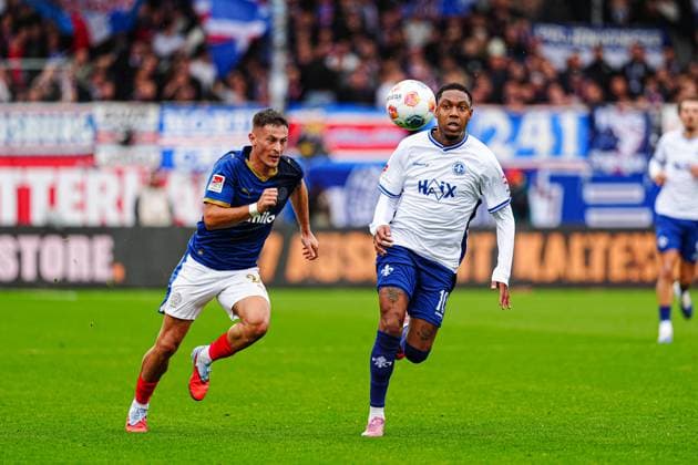 Adrian Kapralik (Holstein Kiel, 20), Jean-Paul Boetius (SV Darmstadt 98, 10) GER, Holstein Kiel vs. SV Darmstadt 98, Fussball, 2. Bundesliga, Spieltag 8, Saison 2025 2026, 04.10.2025 DFL REGULATIONS PROHIBIT ANY USE OF PHOTOGRAPHS AS IMAGE SEQUENCES AND OR QUASI-VIDEO GER, Holstein Kiel vs. SV Darmstadt 98, Fussball, 2. Bundesliga, Spieltag 8, Saison 2025 2026, 04.10.2025 Kiel