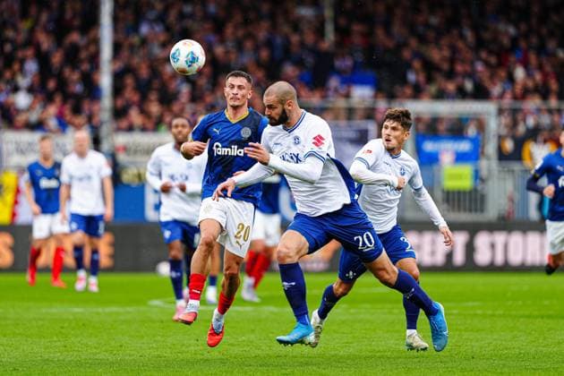 Adrian Kapralik (Holstein Kiel, 20), Aleksandar Vukotic (SV Darmstadt 98, 20) GER, Holstein Kiel vs. SV Darmstadt 98, Fussball, 2. Bundesliga, Spieltag 8, Saison 2025 2026, 04.10.2025 DFL REGULATIONS PROHIBIT ANY USE OF PHOTOGRAPHS AS IMAGE SEQUENCES AND OR QUASI-VIDEO GER, Holstein Kiel vs. SV Darmstadt 98, Fussball, 2. Bundesliga, Spieltag 8, Saison 2025 2026, 04.10.2025 Kiel