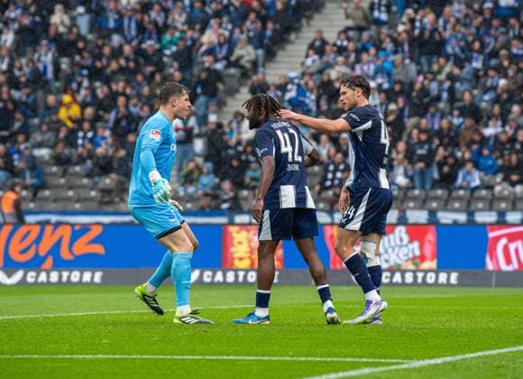 Fussball, Herren, Saison 2025 2026, 2. Bundesliga (8. Spieltag), Hertha BSC - SC Preußen Münster, v.l. Torhüter Tjark Ernst (Hertha BSC), Deyovaisio Zeefuik (Hertha BSC), Linus Gechter (Hertha BSC), 04.10. 2025, Copyright: xSebastianxRäppold MatthiasxKochx