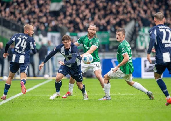 Fussball, Herren, Saison 2025 2026, 2. Bundesliga (8. Spieltag), Hertha BSC - SC Preußen Münster, v.l. Jon Dagur Thorsteinsson (Hertha BSC), Sebastian Grönning (Hertha BSC), Jannis Heuer (Münster), Jano ter Horst (Münster), Marten Winkler (Hertha BSC), 04.10. 2025, Copyright: xSebastianxRäppold MatthiasxKochx