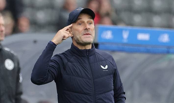 Trainer Stefan Leitl zeigt auf den Kopf Aktion Oberkörper Fußball Fussball DFL 2.Bundesliga Herren 8. Spieltag Saison 2025 2026 04.10.2025 Hertha BSC Berlin vs. Preußen Münster DFL regulations prohibit any use of photographs as image sequences and or quasi-video