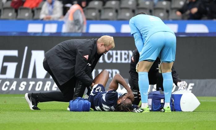 Deyovaisio Zeefuik angeschlagen, verletzt am Boden Fußball Fussball DFL 2.Bundesliga Herren 8. Spieltag Saison 2025 2026 04.10.2025 Hertha BSC Berlin vs. Preußen Münster DFL regulations prohibit any use of photographs as image sequences and or quasi-video