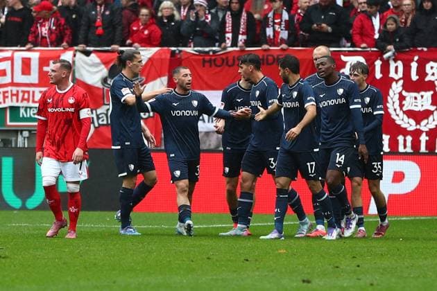 04.10.2025, xmohx, Fussball 2.Bundesliga, 1.FC Kaiserslautern - VfL Bochum v.l. Torjubel nach dem Tor zum celebrating the goal celebrate 1:1 durch Gerrit Holtmann (VfL Bochum) (DFL DFB REGULATIONS PROHIBIT ANY USE OF PHOTOGRAPHS as IMAGE SEQUENCES and or QUASI-VIDEO) Kaiserslautern