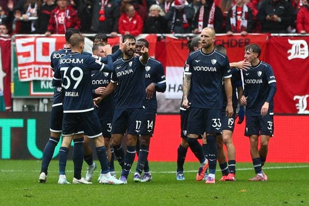 04.10.2025, xmohx, Fussball 2.Bundesliga, 1.FC Kaiserslautern - VfL Bochum v.l. Torjubel nach dem Tor zum celebrating the goal celebrate 1:1 durch Gerrit Holtmann (VfL Bochum) (DFL DFB REGULATIONS PROHIBIT ANY USE OF PHOTOGRAPHS as IMAGE SEQUENCES and or QUASI-VIDEO) Kaiserslautern