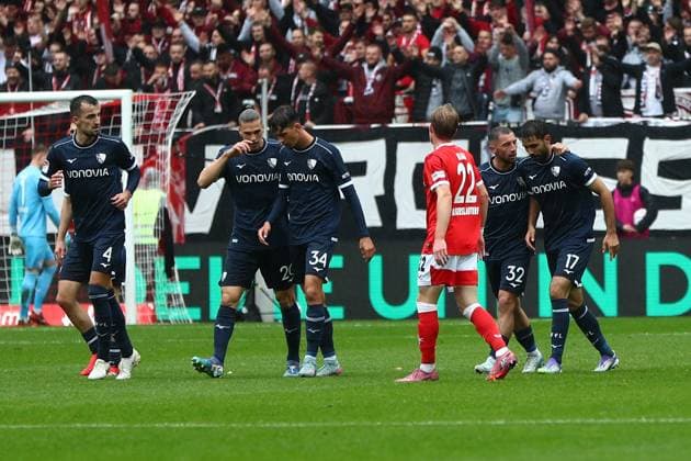 04.10.2025, xmohx, Fussball 2.Bundesliga, 1.FC Kaiserslautern - VfL Bochum v.l. Torjubel nach dem Tor zum celebrating the goal celebrate 1:1 durch Gerrit Holtmann (VfL Bochum) (DFL DFB REGULATIONS PROHIBIT ANY USE OF PHOTOGRAPHS as IMAGE SEQUENCES and or QUASI-VIDEO) Kaiserslautern