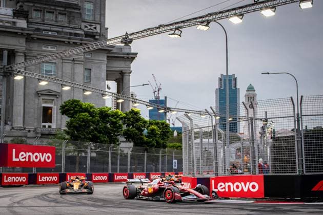 Formel 1 GP Singapur. Samstag, 04.10.2025 Charles Leclerc 16, Scuderia Ferrari und Oscar Piastri 81, McLaren Formula 1 Team; Formel 1 GP Singapur. Samstag, 04.10.2025 Copyright: xBEAUTIFULxSPORTS Erlhofx