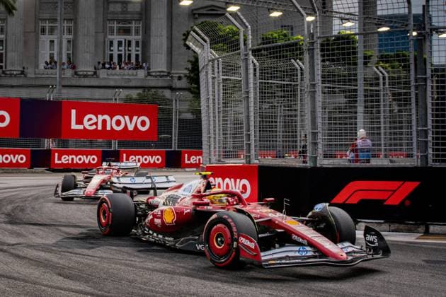 Formel 1 GP Singapur. Samstag, 04.10.2025 Lewis Hamilton 44, Scuderia Ferrari und Charles Leclerc 16, Scuderia Ferrari; Formel 1 GP Singapur. Samstag, 04.10.2025 Copyright: xBEAUTIFULxSPORTS Erlhofx