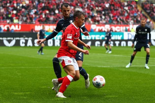 04.10.2025, xmohx, Fussball 2.Bundesliga, 1.FC Kaiserslautern - VfL Bochum v.l. Erhan Masovic (VfL Bochum) Naatan Mikael Skyttä (1. FC Kaiserslautern) Zweikampf, Aktion, action, battle for the ball (DFL DFB REGULATIONS PROHIBIT ANY USE OF PHOTOGRAPHS as IMAGE SEQUENCES and or QUASI-VIDEO) Kaiserslautern