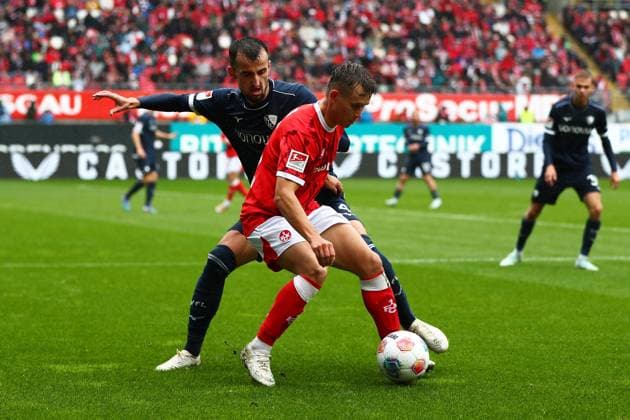 04.10.2025, xmohx, Fussball 2.Bundesliga, 1.FC Kaiserslautern - VfL Bochum v.l. Erhan Masovic (VfL Bochum) Naatan Mikael Skyttä (1. FC Kaiserslautern) Zweikampf, Aktion, action, battle for the ball (DFL DFB REGULATIONS PROHIBIT ANY USE OF PHOTOGRAPHS as IMAGE SEQUENCES and or QUASI-VIDEO) Kaiserslautern