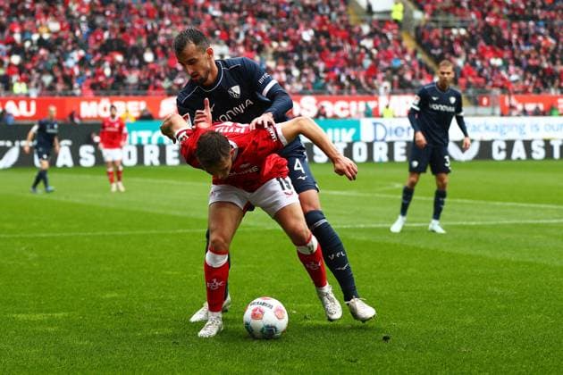04.10.2025, xmohx, Fussball 2.Bundesliga, 1.FC Kaiserslautern - VfL Bochum v.l. Erhan Masovic (VfL Bochum) Naatan Mikael Skyttä (1. FC Kaiserslautern) Zweikampf, Aktion, action, battle for the ball (DFL DFB REGULATIONS PROHIBIT ANY USE OF PHOTOGRAPHS as IMAGE SEQUENCES and or QUASI-VIDEO) Kaiserslautern