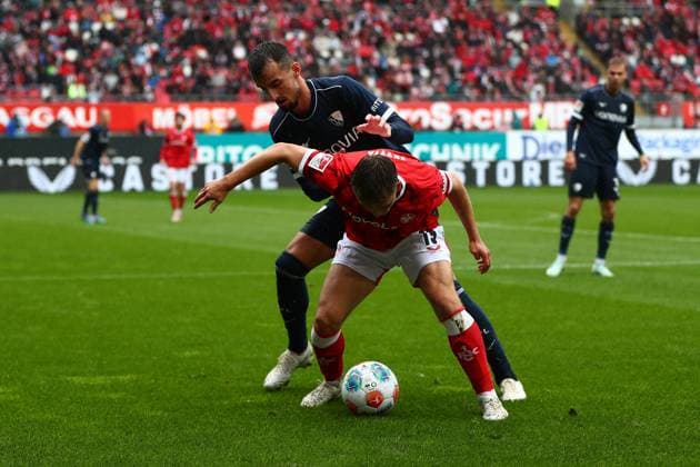 04.10.2025, xmohx, Fussball 2.Bundesliga, 1.FC Kaiserslautern - VfL Bochum v.l. Erhan Masovic (VfL Bochum) Naatan Mikael Skyttä (1. FC Kaiserslautern) Zweikampf, Aktion, action, battle for the ball (DFL DFB REGULATIONS PROHIBIT ANY USE OF PHOTOGRAPHS as IMAGE SEQUENCES and or QUASI-VIDEO) Kaiserslautern