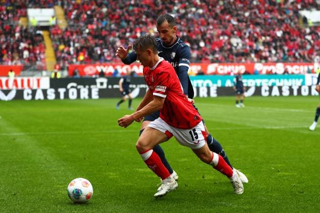 04.10.2025, xmohx, Fussball 2.Bundesliga, 1.FC Kaiserslautern - VfL Bochum v.l. Erhan Masovic (VfL Bochum) Naatan Mikael Skyttä (1. FC Kaiserslautern) Zweikampf, Aktion, action, battle for the ball (DFL DFB REGULATIONS PROHIBIT ANY USE OF PHOTOGRAPHS as IMAGE SEQUENCES and or QUASI-VIDEO) Kaiserslautern