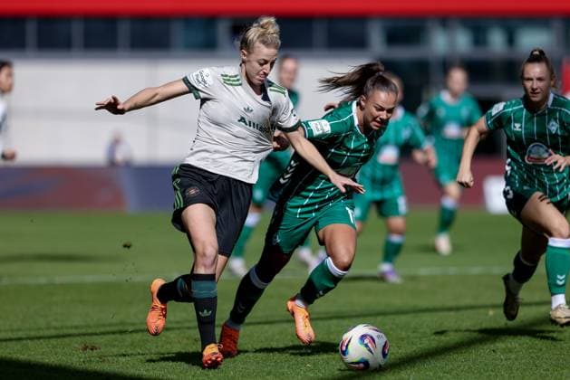 v.li.: Carolin Simon (FC Bayern München, 30) und Maja Sternad (SV Werder Bremen, 11) im Zweikampf, Duell, Dynamik, Aktion, Action, Spielszene, DIE DFB-RICHTLINIEN UNTERSAGEN JEGLICHE NUTZUNG VON FOTOS ALS SEQUENZBILDER UND ODER VIDEOÄHNLICHE FOTOSTRECKEN. DFB REGULATIONS PROHIBIT ANY USE OF PHOTOGRAPHS AS IMAGE SEQUENCES AND OR QUASI-VIDEO., 04.10.2025, München (Deutschland), Fussball, Google Pixel Frauen-Bundesliga, FC Bayern München - SV Werder Bremen