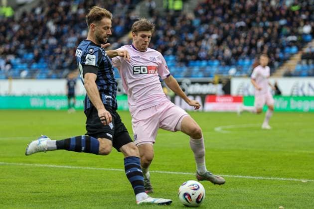 Lukas Kluenter (SV Waldhof Mannheim, 24) im Zweikampf gegen Frederik Christensen (VfL Osnabr?ck, 3) beim SV Waldhof Mannheim - VfL Osnabrueck am 04.10.25 in Carl Benz Stadion, Mannheim xamx Foto: Alfio Marino