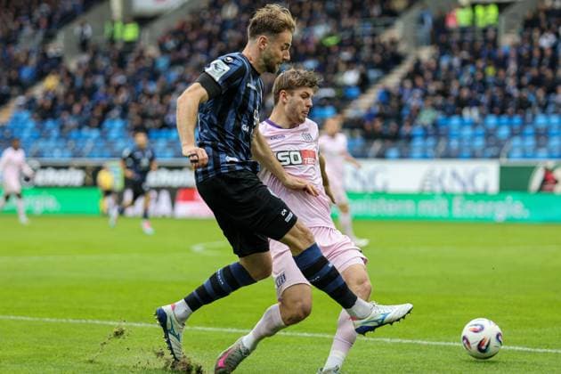 Lukas Kluenter (SV Waldhof Mannheim, 24) im Zweikampf gegen Frederik Christensen (VfL Osnabr?ck, 3) beim SV Waldhof Mannheim - VfL Osnabrueck am 04.10.25 in Carl Benz Stadion, Mannheim xamx Foto: Alfio Marino