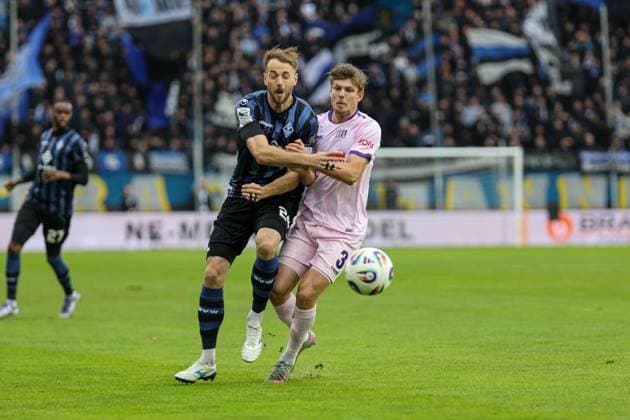 Lukas Kluenter (SV Waldhof Mannheim, 24) und Frederik Christensen (VfL Osnabr?ck, 3) beim SV Waldhof Mannheim - VfL Osnabrueck am 04.10.25 in Carl Benz Stadion, Mannheim xamx Foto: Alfio Marino