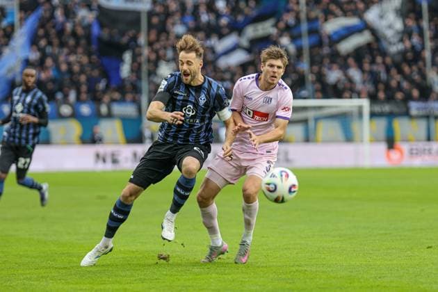 Lukas Kluenter (SV Waldhof Mannheim, 24) und Frederik Christensen (VfL Osnabr?ck, 3) beim SV Waldhof Mannheim - VfL Osnabrueck am 04.10.25 in Carl Benz Stadion, Mannheim xamx Foto: Alfio Marino
