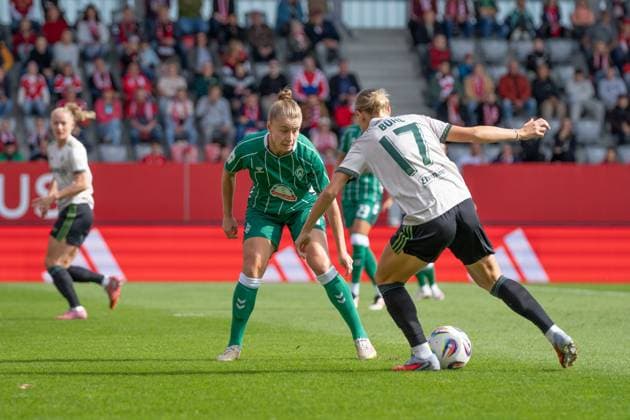 Michelle Ulbrich (5 Bremen) und Klara Bühl (17 FC Bayern) in Aktion beim Google Pixel Frauen Bundesligaspiel FC Bayern München - SV Werder Bremen am 04.10.2025. München FC Bayern Campus Bayern Deutschland