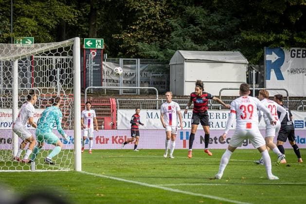 Sport Bilder des Tages 3. Liga: FC Viktoria Köln - TSV Havelse, 04.10.2025 Kopfball von Lex-Tyger Lobinger (Viktoria Köln, 9) geklärt durch Besfort Kolgeci (TSV Havelse, 4) auf der Linie ; Köln, 4.10.2025, 10. Spieltag der 3. Fußball-Liga, FC Viktoria Köln - TSV Havelse im Sportpark Hoehenberg in Köln. Die DFL-Bestimmungen verbieten die Verwendung von Fotografien als Bildsequenzen und oder Quasi-Videos. Copyright: xBEAUTIFULxSPORTS LeahxKohringx