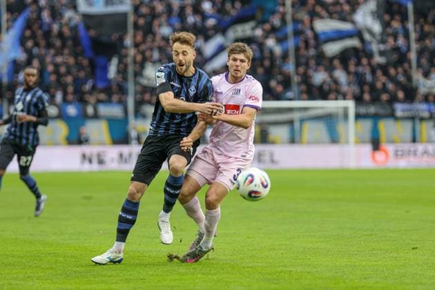 Lukas Kluenter (SV Waldhof Mannheim, 24) und Frederik Christensen (VfL Osnabr?ck, 3) beim SV Waldhof Mannheim - VfL Osnabrueck am 04.10.25 in Carl Benz Stadion, Mannheim xamx Foto: Alfio Marino