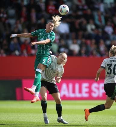 Fussball, Frauen, Google Pixel Frauen Bundesliga, 22.Spieltag, Saison 2025 2026, FC Bayern München - SV Werder Bremen, Campus Medina Desic (SV Werder Bremen) (li.) mit Magdalena Eriksson (FC Bayern München) (re.) im Zweikampf um den Ball, Kopfball