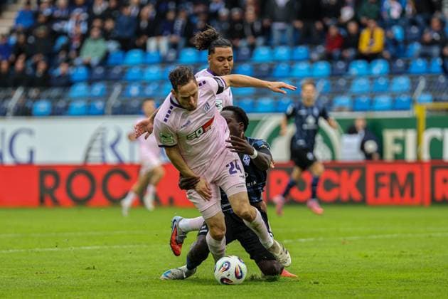 Jannik M?ller (VfL Osnabr?ck, 24) antizipiert Kennedy Okpala (SV Waldhof Mannheim, 32) beim SV Waldhof Mannheim - VfL Osnabrueck am 04.10.25 in Carl Benz Stadion, Mannheim xamx Foto: Alfio Marino