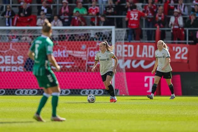 Georgia Standway (FC Bayern Muenchen, 31) mit Ball, mit fffcb05 und Michelle Ulrbrich (SV Werder Bremen, 05), GER, FC Bayern Muenchen vs. SV Werder Bremen, Fussball, Google Pixel Frauen-Bundesliga, 5. Spieltag, Saison 2025 2026, 04.10.2025, DFL DFB REGULATIONS PROHIBIT ANY USE OF PHOTOGRAPHS as IMAGE SEQUENCES and or QUASI-VIDEO, GER, FC Bayern Muenchen vs. SV Werder Bremen, Fussball, Google Pixel Frauen-Bundesliga, 5. Spieltag, Saison 2025 2026, 04.10.2025 Muenchen Copyright: xEibner-Pressefoto JennixMaulx EP_JML