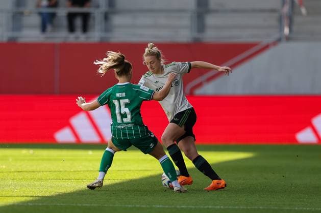 Zweikampf zwischen Carolin Simon (FC Bayern Muenchen, 30) unf Michelle Weiss (SV Werder Bremen, 15), GER, FC Bayern Muenchen vs. SV Werder Bremen, Fussball, Google Pixel Frauen-Bundesliga, 5. Spieltag, Saison 2025 2026, 04.10.2025, DFL DFB REGULATIONS PROHIBIT ANY USE OF PHOTOGRAPHS as IMAGE SEQUENCES and or QUASI-VIDEO, GER, FC Bayern Muenchen vs. SV Werder Bremen, Fussball, Google Pixel Frauen-Bundesliga, 5. Spieltag, Saison 2025 2026, 04.10.2025 Muenchen Copyright: xEibner-Pressefoto JennixMaulx EP_JML