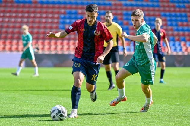v.li.: Mike Gevorgyan (Unterhaching, 10) Philipp Hack (Greuther Fürth II, 13) im Zweikampf, Duell, duel, tackle, Dynamik, Action, Aktion, 04.10.2025, Unterhaching (Deutschland), Fussball, Regionalliga Bayern, SpVgg Unterhaching - SpVgg Greuther Fürth II