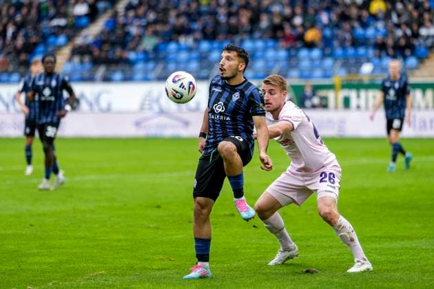 v.li.: Arianit Ferati (SVWM, 10), Fridolin Wagner (Osnabrück, 26), Zweikampf, Spielszene, Duell, duel, tackle, tackling, Dynamik, Action, Aktion, 04.10.2025, Mannheim (Deutschland), Fussball, 3. Liga, SV Waldhof Mannheim - VfL Osnabrück, DFB DFL REGULATIONS PROHIBIT ANY USE OF PHOTOGRAPHS AS IMAGE SEQUENCES AND OR QUASI-VIDEO.