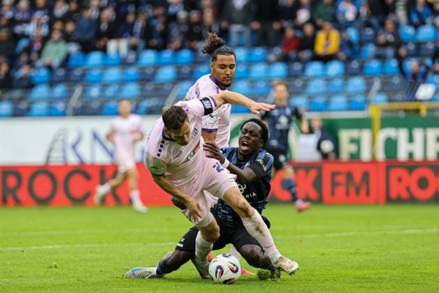 Jannik M?ller (VfL Osnabr?ck, 24) antizipiert Kennedy Okpala (SV Waldhof Mannheim, 32) beim SV Waldhof Mannheim - VfL Osnabrueck am 04.10.25 in Carl Benz Stadion, Mannheim xamx Foto: Alfio Marino