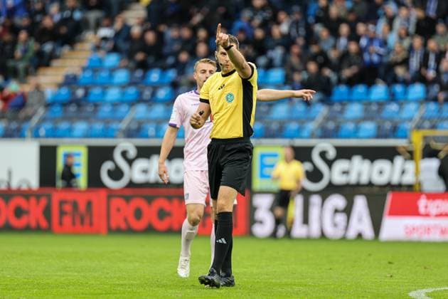 Der unparteiische zeigt zum Eckball beim SV Waldhof Mannheim - VfL Osnabrueck am 04.10.25 in Carl Benz Stadion, Mannheim xamx Foto: Alfio Marino