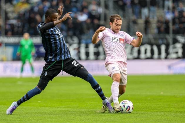 Adama Diakhaby (SV Waldhof Mannheim, 27) im Zweikampf gegen Frederik Christensen (VfL Osnabr?ck, 3) beim SV Waldhof Mannheim - VfL Osnabrueck am 04.10.25 in Carl Benz Stadion, Mannheim xamx Foto: Alfio Marino