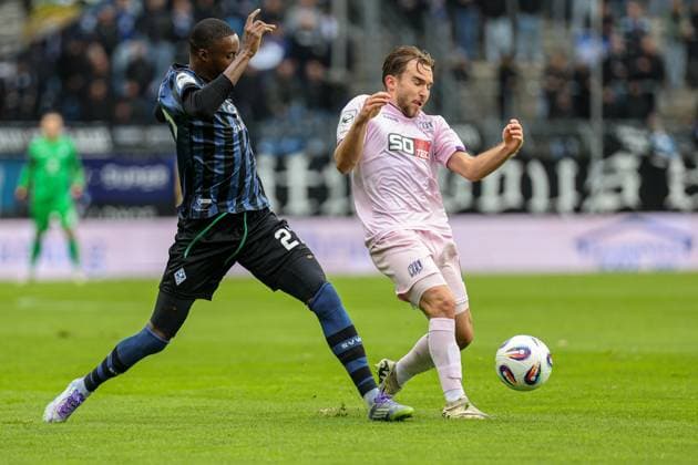 Adama Diakhaby (SV Waldhof Mannheim, 27) im Zweikampf gegen Frederik Christensen (VfL Osnabr?ck, 3) beim SV Waldhof Mannheim - VfL Osnabrueck am 04.10.25 in Carl Benz Stadion, Mannheim xamx Foto: Alfio Marino