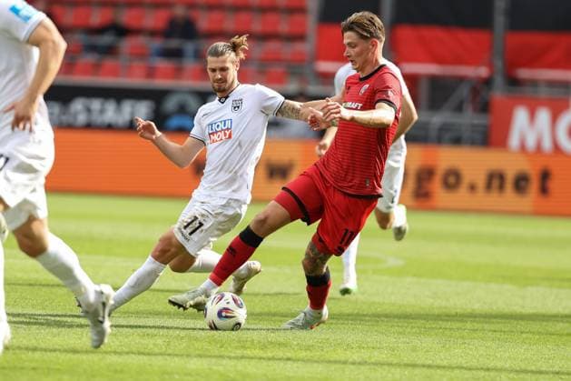3. Liga; FC Ingolstadt 04 - SSV Ulm; Zweikampf Kampf um den Ball Frederik Christensen (11, FCI) Chessa Dennis (11 Ulm) 3. Liga - FC Ingolstadt 04 Saison 2025 2026 SSV Ulm