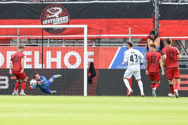 3. Liga; FC Ingolstadt 04 - SSV Ulm; Torwart Kai Eisele (25, FCI) rettet Dajaku Leon (43 Ulm) Simon Lorenz (32, FCI) 3. Liga - FC Ingolstadt 04 Saison 2025 2026 SSV Ulm