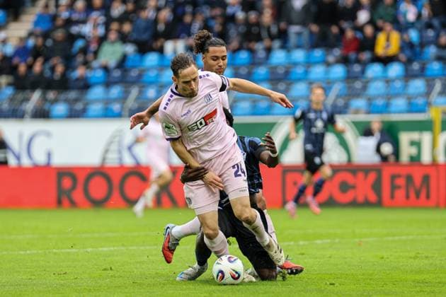 Jannik M?ller (VfL Osnabr?ck, 24) antizipiert Kennedy Okpala (SV Waldhof Mannheim, 32) beim SV Waldhof Mannheim - VfL Osnabrueck am 04.10.25 in Carl Benz Stadion, Mannheim xamx Foto: Alfio Marino