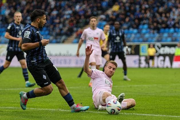 Fridolin Wagner (VfL Osnabr?ck, 26) antizipiert Arianit Ferati (SV Waldhof Mannheim, 10) beim SV Waldhof Mannheim - VfL Osnabrueck am 04.10.25 in Carl Benz Stadion, Mannheim xamx Foto: Alfio Marino
