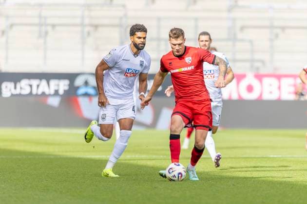 Sport Bilder des Tages Ingolstadt, Deutschland 04. Oktober 2025: 3. Liga - 2025 2026 - FC Ingolstadt 04 vs. SSV Ulm Im Bild: v. li. im Zweikampf Andre Becker (SSV) und Jonas Scholz (FCI) DFB regulations prohibit any use of photographs as image sequences and or quasi-video Audi Sportpark Bayern Copyright: xFotostandx xSchäferx